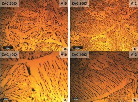62 A Figura 49 apresenta a microestrutura da zona termicamente afetada (ZAC- 200X e 400X). Esta região é caracterizada por apresentar grãos grosseiros, resultado do grande aporte térmico recebido.