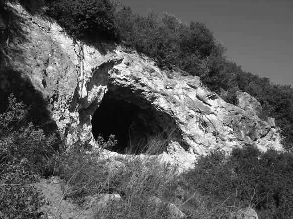 No cabeço contíguo, de facto denominado Alto da Pedra Furada, situa-se uma outra cavidade, que cremos corresponder, de facto, à gruta de Pedra Furada (de ora em diante designada por Pedra Furada 1,