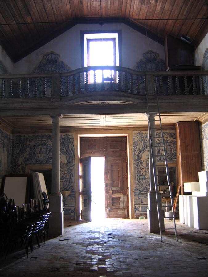 A primeira obra encontra-se na parede da nave do lado da Epístola, distribuindo-se as restantes na fachada do templo, contornando o janelão, e a última, do lado oposto.