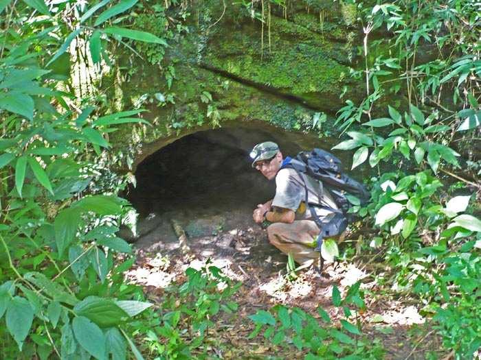 Descreveu o local como atrás do Arroio da Bica, em Nova Hartz, ao lado da estrada que sobe para Santa Maria do Herval, em meio a uma plantação de bananas.