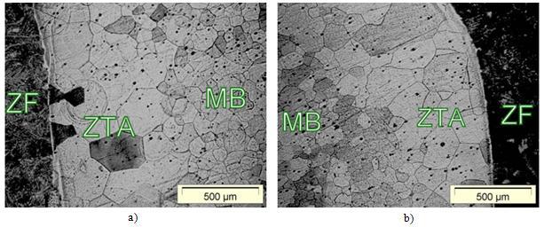 A Figura 4 apresenta as microestruturas das juntas soldadas com o metal de adição E316L e E309L respectivamente. Em ambas as figuras pode-se observar o crescimento de grão na ZTA. Figura 4. Microestrutura da junta soldada com metal de adição: a) E316L e b) E309L.