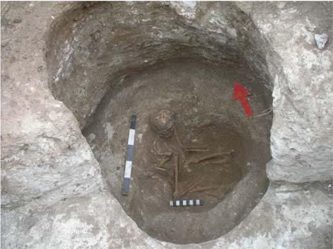 Horta de Panéque (Beringel) Os trabalhos arqueológicos realizados permitiram a descoberta de uma única fossa contendo dois enterramentos, cuja datação por radiocarbono os situa dentro do Bronze Pleno.