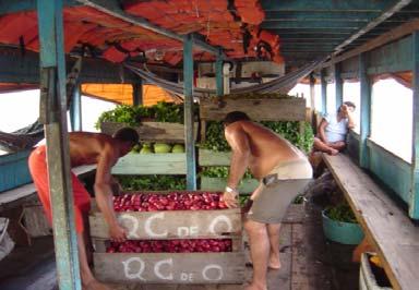 seguinte: a gente vai pra Manaus vender o bagulho (os produtos agrícolas), passa quatro, cinco dia lá, longe de casa, aí não fica ninguém pra trabalhar na plantação, né, que dizer, a gente acaba