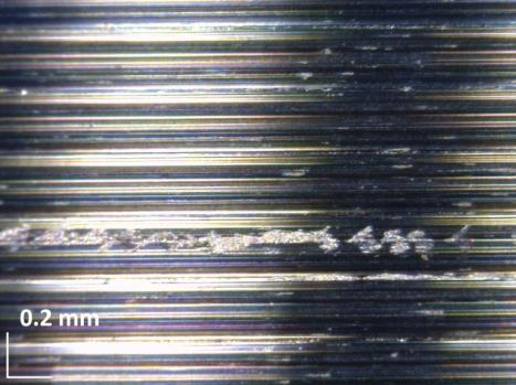 (b) Imagem microgeométrica (ampliação 200x). Figura 10. Superfície da amostra A05 (a p = 0,8 mm; f = 0,10 mm/volta) observada após usinagem.