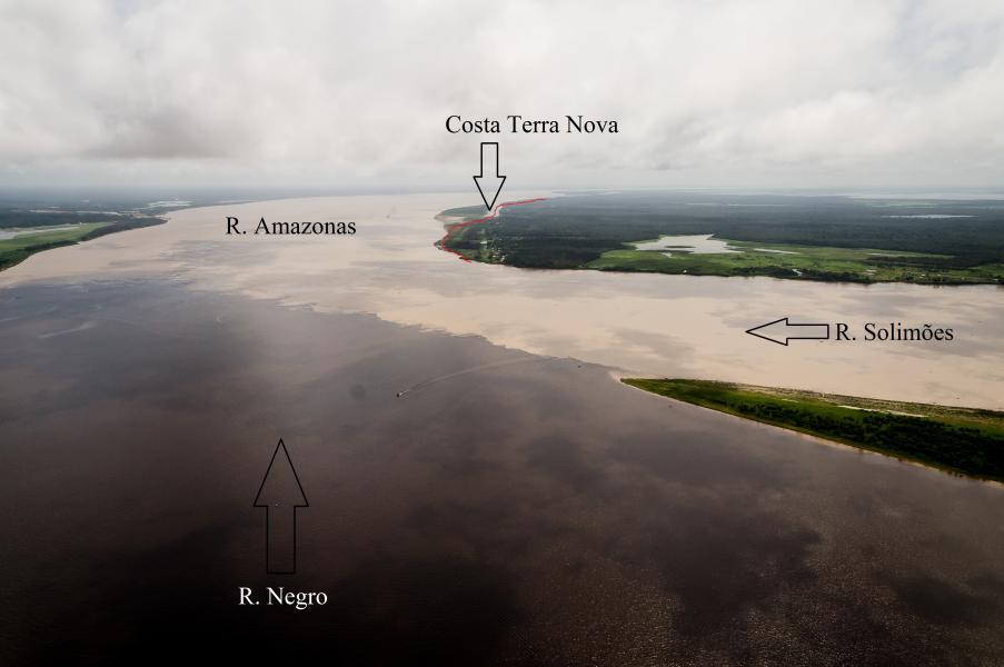 A região um pouco a montante da região da confluência o leito do Rio Negro apresenta-se irregular e com profundidades elevadas que chegam a mais de 60 metros.