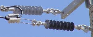 isolante polimérico, sustentados por um cabo de aço por meio de espaçadores, também de material polimérico. Os cabos cobertos são fixados aos espaçadores por intermédio de acessórios de amarração.