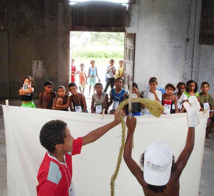 MÓIN-MÓIN 123 Ensaio na igreja abandonada com os bonecos e a empanada. (2006). Oficina em Camaringa. Foto de Anibal Pacha.