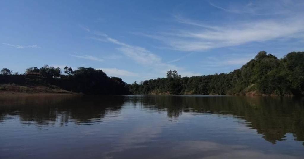 142 Na Figura 20, ambas as margens do rio Taquari estão visíveis. Do lado direito, à montante, o município de Estrela, com a mata ciliar bastante preservada.