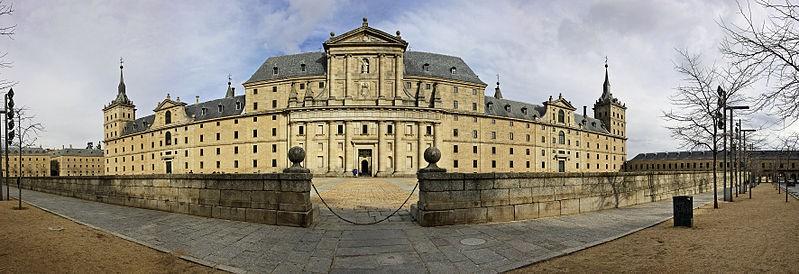 Vista da entrada principal do palácio Escorial, Espanha. Disponível em: <http://upload.wikimedia.