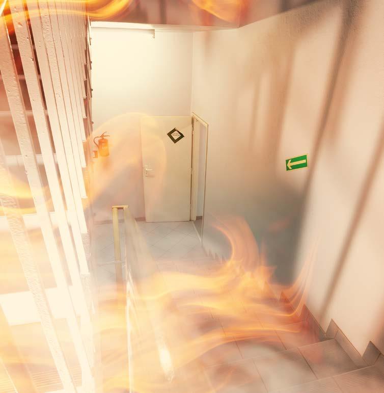 Terminologia Porta corta-fogo A definição técnica de porta corta-fogo é: Porta constituída por folha (s), batentes e ferragens que impedem ou retardam a propagação do fogo, calor e gases de um