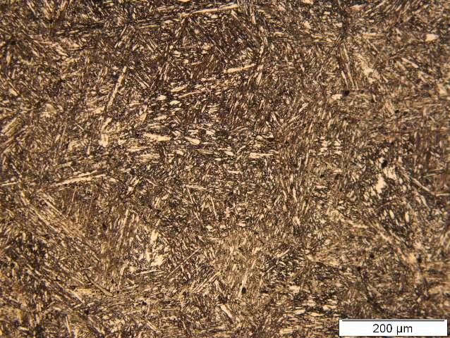 34 4.2 ANÁLISE METALOGRÁFICA Objetivando verificar a microestrutura obtida no metal de solda e ZTA em decorrência dos diferentes procedimentos de soldagem utilizados, foram realizadas análises