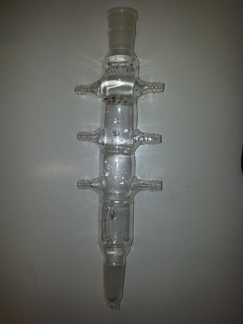 30 3.2 A Coluna de Destilação A coluna de destilação consiste em três módulos de vidro com pratos perfurados. O projeto da coluna é baseado no protótipo projetado pelo Prof. Dr.