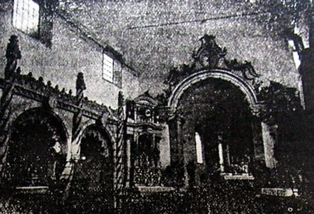 Fig. 376 Igreja antes da remoção dos retábulos colaterais, séc. XX, início.