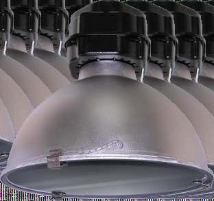 Luminária de desenho industrial fabricada em fundição de alumínio de primeira qualidade em alta pressão, em forma de diamante, com lâmpada de indução magnética com coberta de fecho e lente em vidro