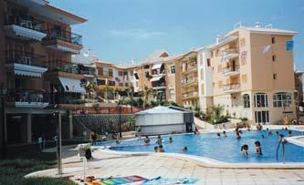 Dispõe de recepção, cafetaría, restaurante e escola de vela, zonas ajardinadas, uma espectacular piscina aberta de (1/6 a 30/9) e garagem (opcional). Equipados com Tv.