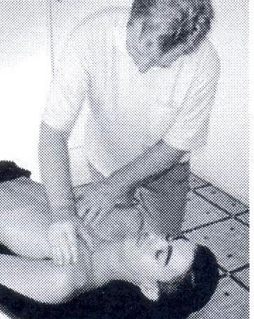 1- Técnica direita com thrust para lesão subluxação anterior de costocondral PP DD PO de pé finta anterior do lado a ser tratado CO mão interna na face anterior