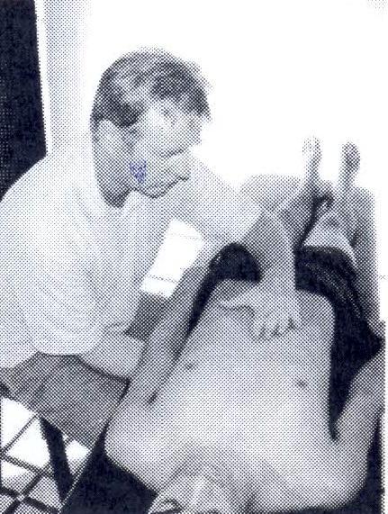 14 Técnica relaxamento miofascial Funcional em Decúbito Dorsal OB relaxar fibras musculares e faciais do diafragma PP Paciente em decúbito dorsal. PO Osteopata assentado ao nível da pelve do paciente.