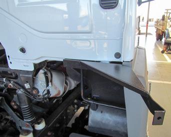 LATERAIS INFERIORES 1º procedimento Primeiramente fixar o suporte FFP 204 e FFP 203 nas partes inferiores da cabine, aproveitando a furação original do caminhão, utilizando: 2 parafusos 8x25mm