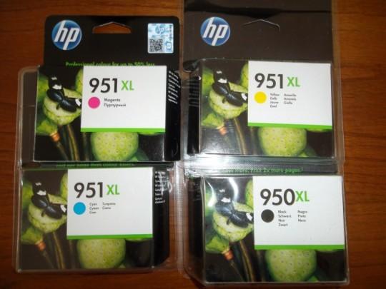 A impressora HP Officejet Pro 8600 Plus aparece acompanhada pelos respectivos manuais (Instalação, Garantia), um CD de instalação de drivers, três cabos, sendo um de alimentação e