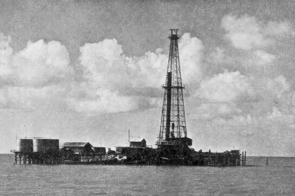 Figura 1.2 Plataforma em campo próximo à costa do estado de Louisiana, no Golfo do México [3] Nessa época, as profundidades de exploração, no geral, não passavam dos 100 m.