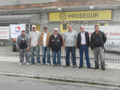 Julho e Agosto 2012 O Sitratuh/Flor vem a público manifestar o apoio ao Sindicato dos Empregados em Transportes de Valores de Santa Catarina (Sintravasc).