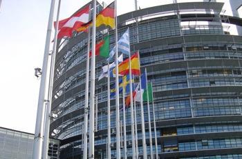 PARLAMENTO EUROPEU Função legislativa Tem 3 locais de trabalho: Bruxelas,