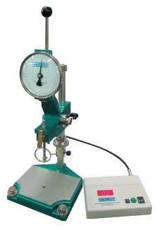 de água. O equipamento possui uma bomba de vácuo / ar comprimido com manômetro para aplicação da pressão.