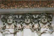 No Edifício da Secessão (1897) é possível observar o contraste entre as linhas rectilíneas e jogo de volumes do corpo do edifício e os motivos florais dos elementos decorativos, como na cúpula