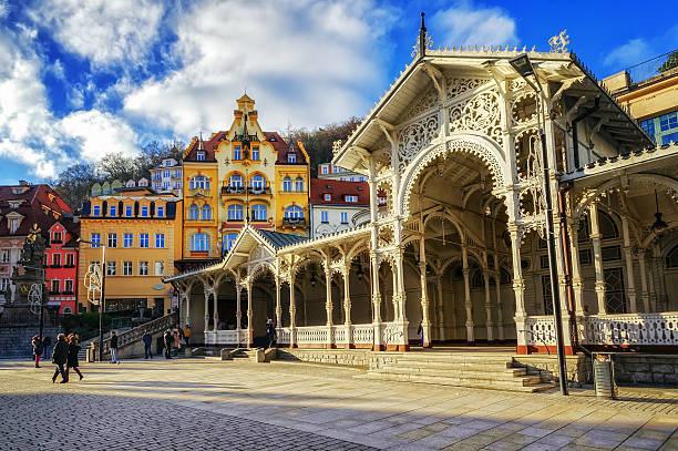 5º DIA 05/08 (2ªfeira) BUDAPESTE / BRATISLAVA / PRAGA Pequeno-almoço no hotel e partida para a República da Eslováquia, mais precisamente para a capital - Bratislava, atravessada pelo rio Danúbio.