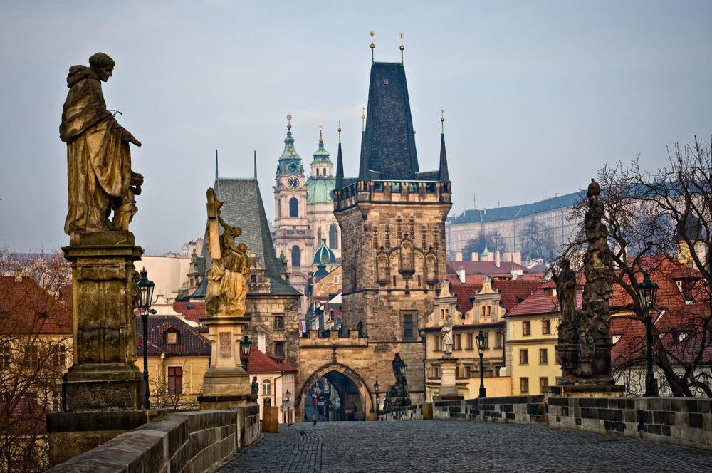 De tarde, partida para a República Checa, mais precisamente para Praga, cidade singular, cujo centro histórico foi considerado Património Mundial, estando protegido pela UNESCO, desde 1992.
