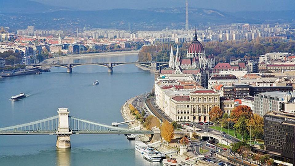 6º DIA 07/08 (3ªfeira) PRAGA / KARLOVY VARY / PRAGA Após o pequeno-almoço, saída para a cidade termal de Karlovy Vary, fundada como cidade livre no século XIV pelo imperador Carlos IV.