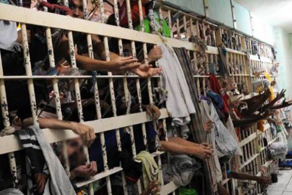 Com 726 mil presos, Brasil tem terceira maior população carcerária do mundo O total de pessoas encarceradas no Brasil chegou a 726.712 em junho de 2016. Em dezembro de 2014, era de 622.202.