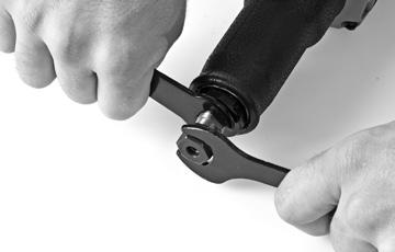 Manual de Instrucciones 1. Introducción/cambio de la punta montada: - Encaje la llave de boca de 12 mm en el eje de la amoladora recta para inmovilizarla.