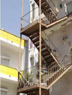 Elementos de escadas ou rampas com massa reduzida ou situados a altura reduzida em risco de queda.