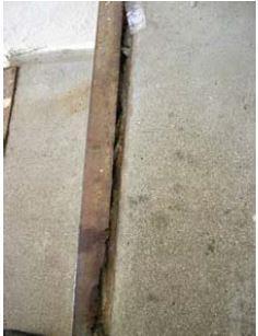 1 2 Anomalias médias: 3 Escada de betão armado com destacamento generalizado do revestimento por pintura 4 Escada metálica