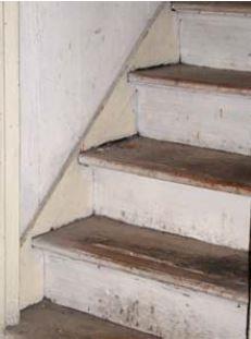 Escadas ou rampas com manchas de sujidade ou alteração de cor e/ou textura, exigindo limpeza e/ou pintura em áreas limitadas.