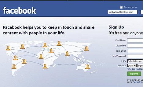 Redes Sociais Grafos também são importantes para redes sociais como o Facebook.