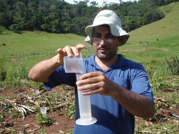 20 Paralelamente à área do teste, foi colocado um coletor com volume conhecido de água, para medir a evaporação ocorrida durante o teste.