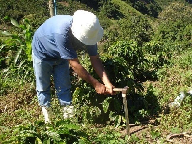 25 Para determinação da umidade atual em cada área de estudo, a amostragem de solo foi realizada