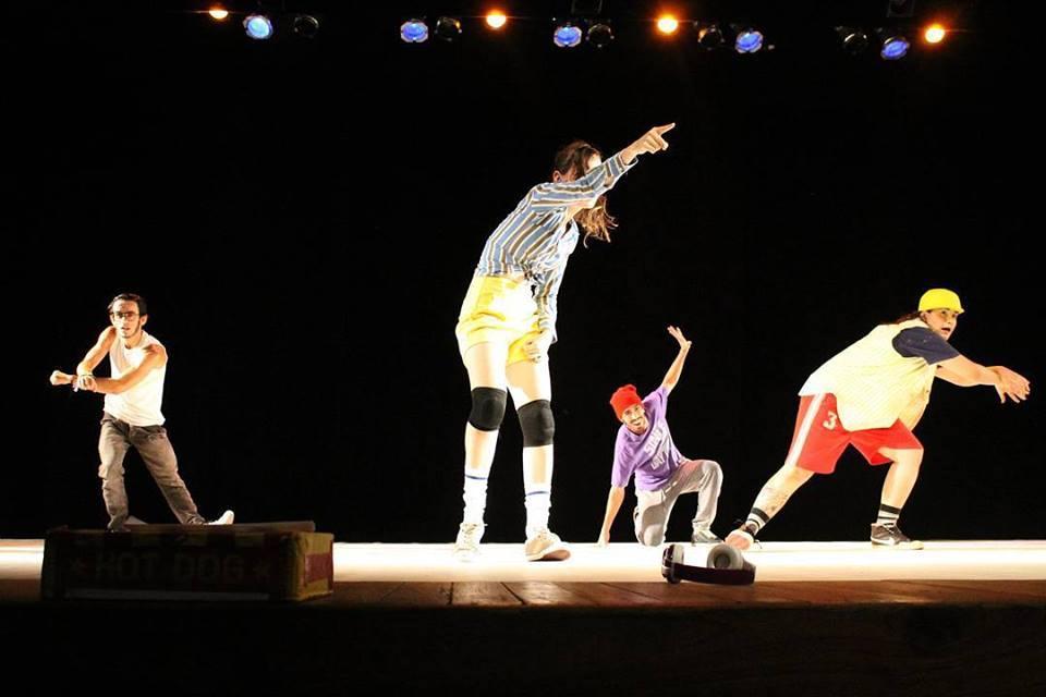 70 Fotografia 11: Apresentação do primeiro espetáculo do grupo Let s Go no Teatro Municipal Severino Cabral. Imagem extraída do Facebook do Grupo Let s Go.