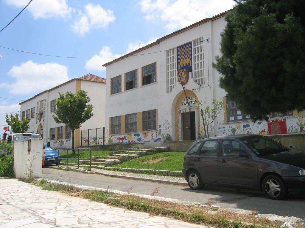 Neste quadro de análise e diagnóstico das escolas, considera-se que necessitam de restauro integral os seguintes estabelecimentos escolares: EB1 nº2 da Cova da Piedade Esta escola caracteriza-se por