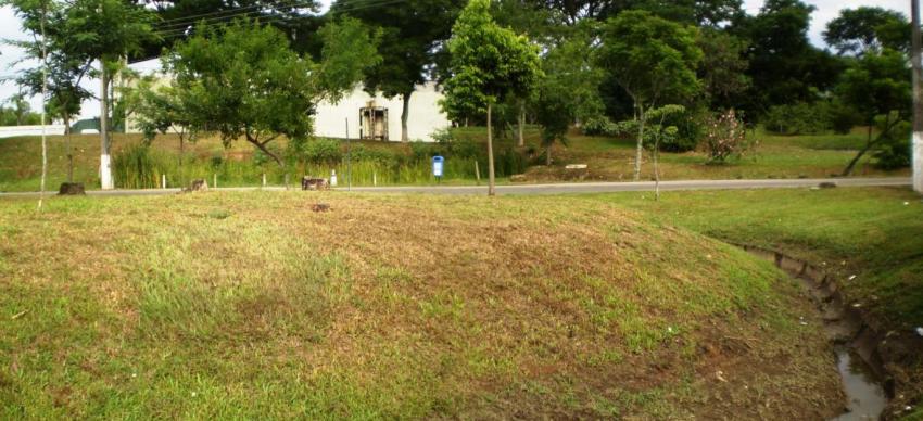 60 Figura 27 Vista para sul do Depósito Tecnogênico Gárbico do Lixão do Itacorubi, observando-se a transformação geomorfológica de planície de maré para elevações semelhantes a rampas coluviais