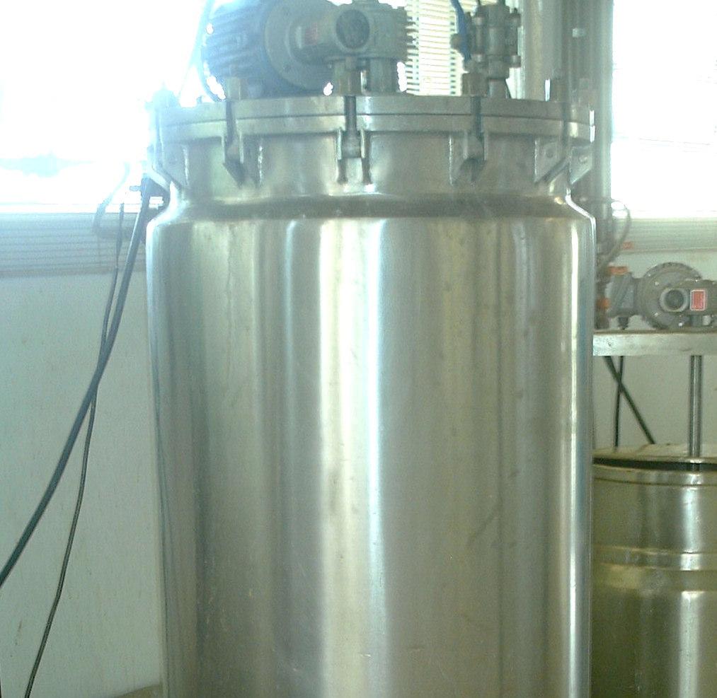 de corte. O reator de maior volume foi utilizado também para realizar os processos de fermentação. FIGURA 9.