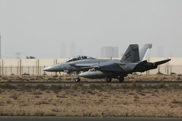 Um caça F/A-18 Super Hornet da Royal Australian Air Force retorna após uma missão sobre o Iraque.