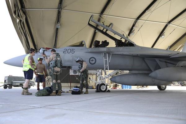 Pilotos australianos no retorno da operação sobre o Iraque A participação da Austrália, é em resposta a um pedido de assistência por parte do governo iraquiano no