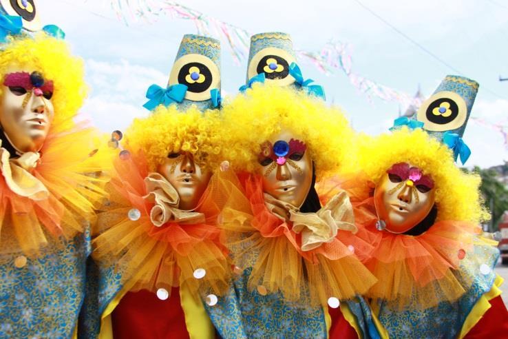 CELEBRANDO Carnaval Fantasias, desfiles, samba, carros alegóricos, marchinhas, bonecos gigantes e muita diversidade marcam o carnaval no Brasil.