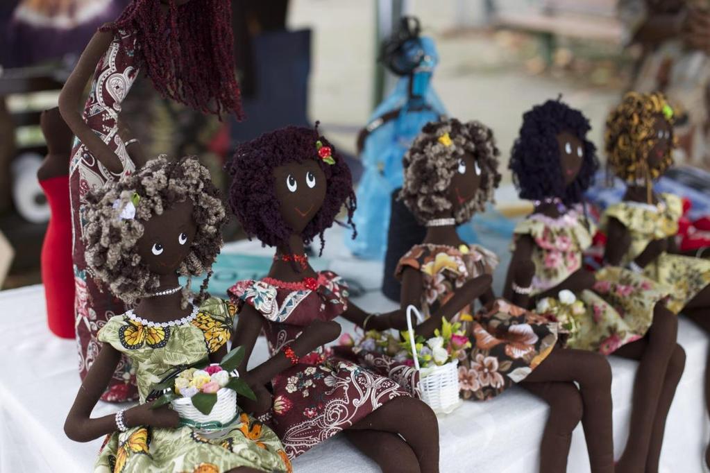 BRINQUEDOS POPULARES Boneca de pano Brinquedo folclórico de fácil confecção pelas famílias, usado em brincadeiras por meninas e meninos, com diferentes cores e