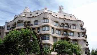 Pela manhã visita da cidade, passando por suas principais avenidas como a Praça da Cataluña, o Passo da Graça, a Diagonal, a Sagrada Família de Gaudí, (Externo) o bairro gótico com a catedral, as