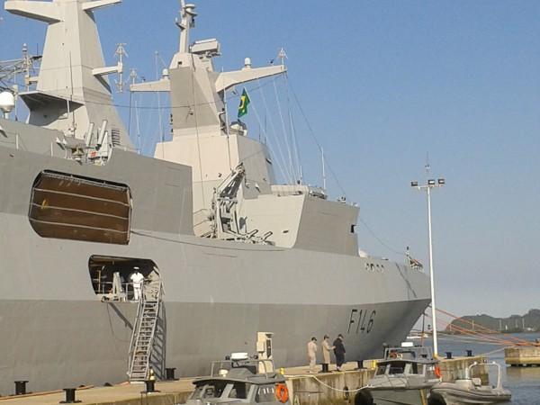 O nosso leitor Claudio enviou as fotos que fez durante a visia aos navios que participam da Operação ATLASUR-X, e que permanecerem abertos a visitação pública durante este final de semana no Porto de