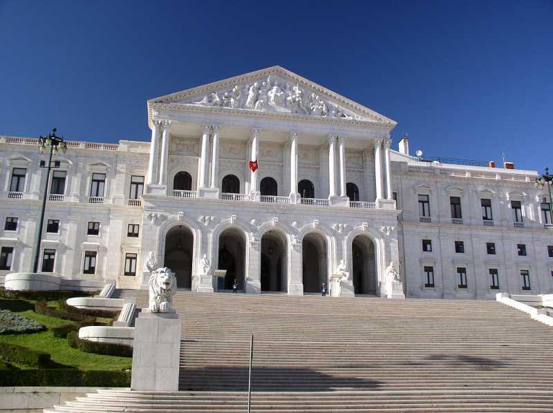 ASSEMBLEIA DA REPÚBLICA Exerce a função política e legislativa é o principal órgão legislativo. Estatuto e composição art. 147º e 148º CRP É a assembleia representativa de todos os portugueses.